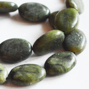 Taiwan Jade ovaali 18x13mm, 1 kpl