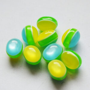 Kunstvaigust  ovaalne helmes 10x8mm kumav sinise-rohelise-kollasetriibuline, 1 tk.