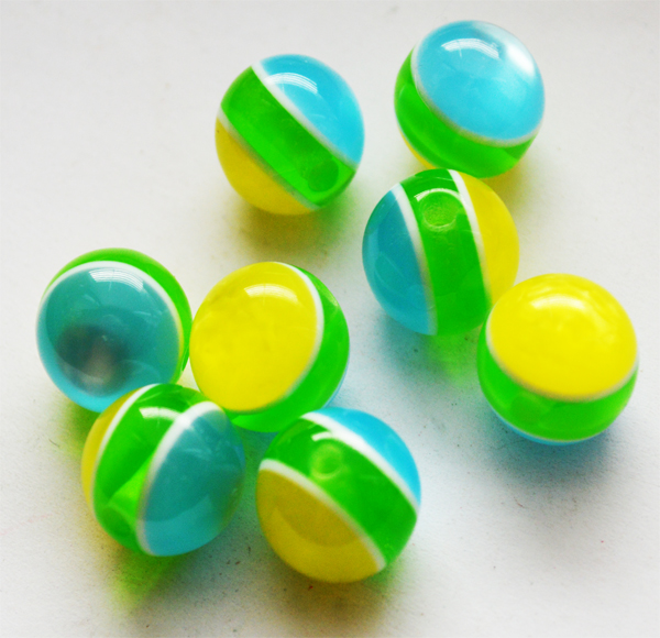 Muovihelmi (resin) pyöreä 13-14mm sinisen-vihreän- keltaisen raidallinen, 1 kpl