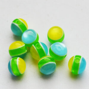 Kunstvaigust ümar helmes 10-9mm kumav sinise-rohelise-kollasetriibuline, 1 tk