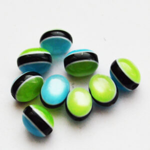 Kunstvaigust  ovaalne helmes 10x8mm kumav sinise-rohelise-mustatriibuline, 1 tk.